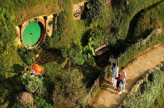 Hobbiton Movie Set and Buffet Lunch (Auckland-Rotorua)